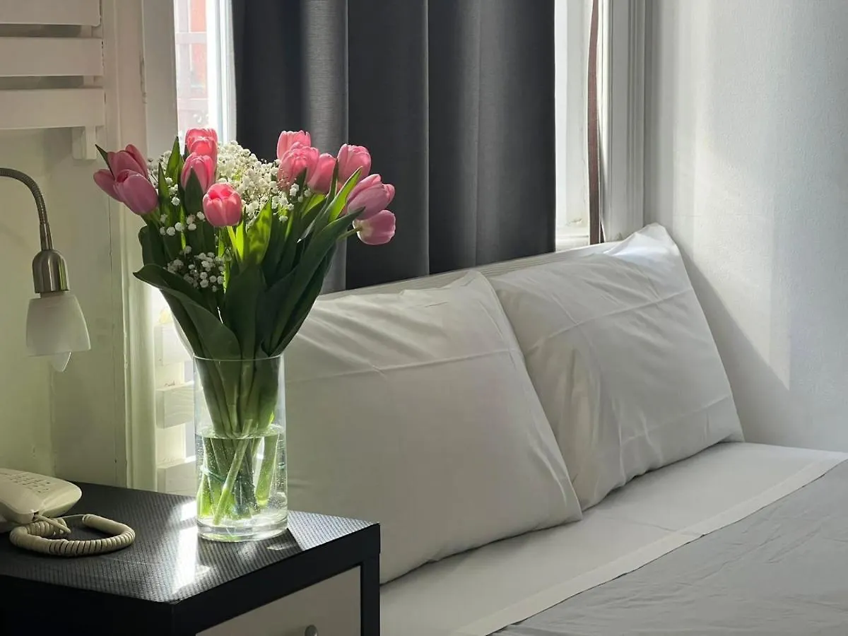 **  Hotel Rossovino Milano איטליה